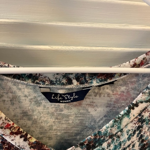 Ladies Life Style Woman hi-lo top, size 2X.  Cross-posted. - Picture 2 of 5